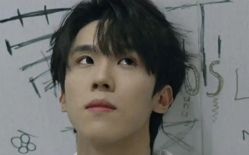 老番茄下巴4.3厘米,照样帅飞你