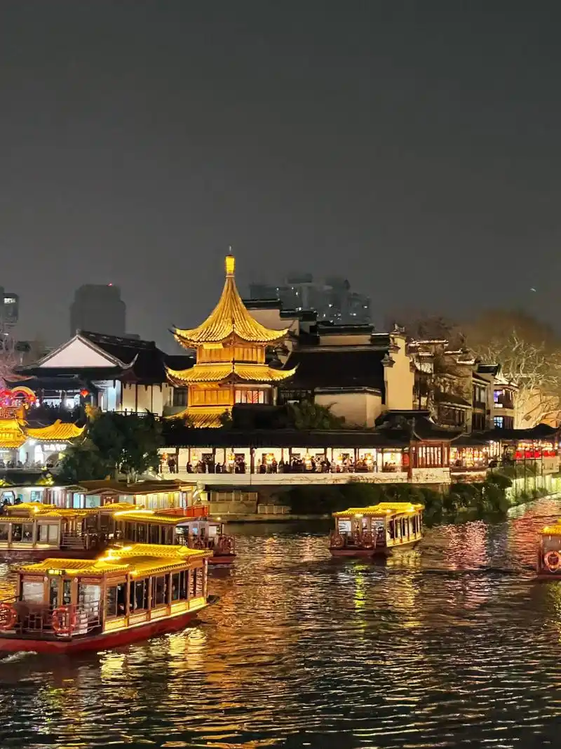 夫子庙秦淮河夜景太太太美啦! 夜泊秦淮近酒家~ 	 导航到东园桥 然后