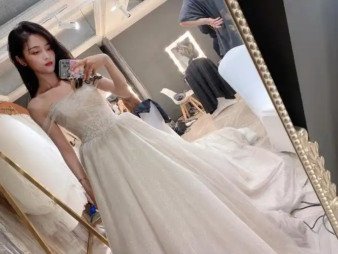 吴宣仪仙气婚纱裙后台自拍照图片1111
