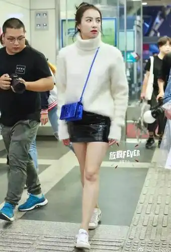 可是这小粗腿,在明星里面还是算比较显眼的了.