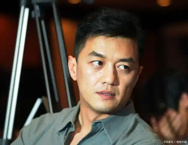 没错,就是我们的大明星——李亚鹏!