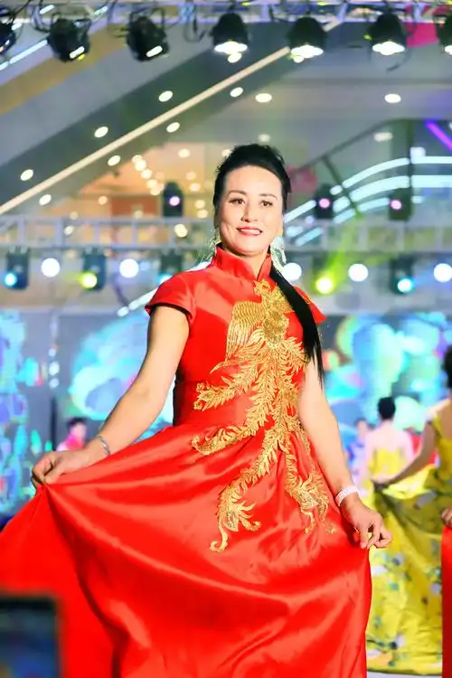 芳华风尚旗袍走秀万达广场～濮阳市模特协会在万达广场举行了时装