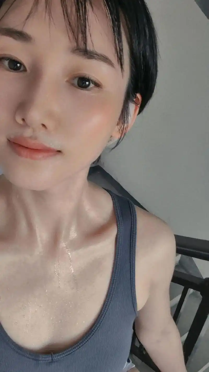 热在三伏,心在燃烧,空腹爬楼yyds 三伏天运动出汗量简直要x 3