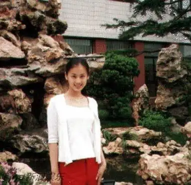 日前,黄圣依为杨子父亲披麻戴孝的照片把其推向了风口浪尖.