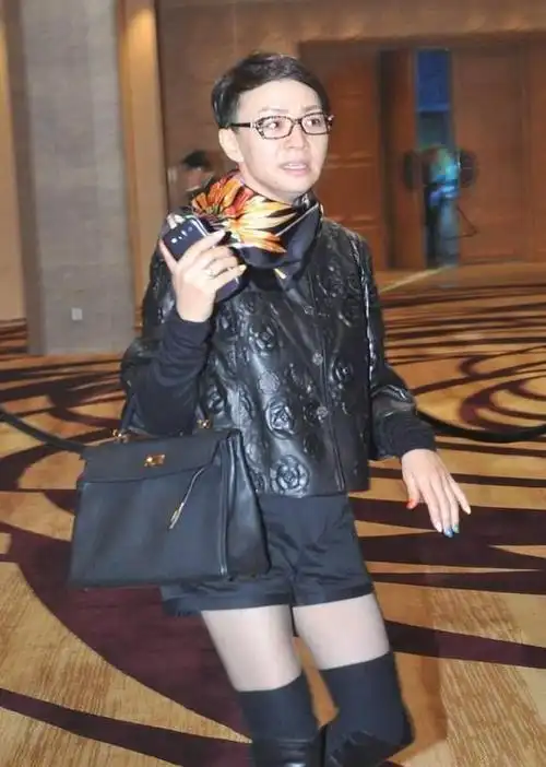 宋丹丹扮俏放不开,穿丝袜秀美腿走路都拘谨,还是质朴适合她