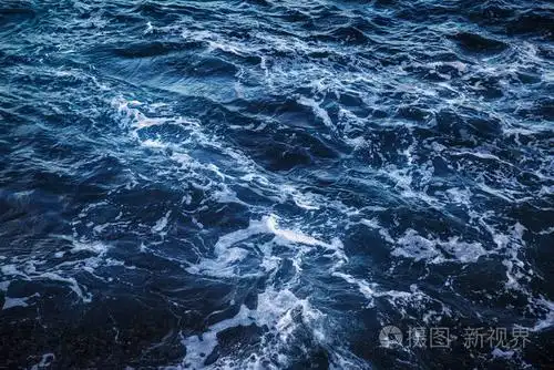 深蓝色海水与白色泡沫顶部视图, 自然背景图像