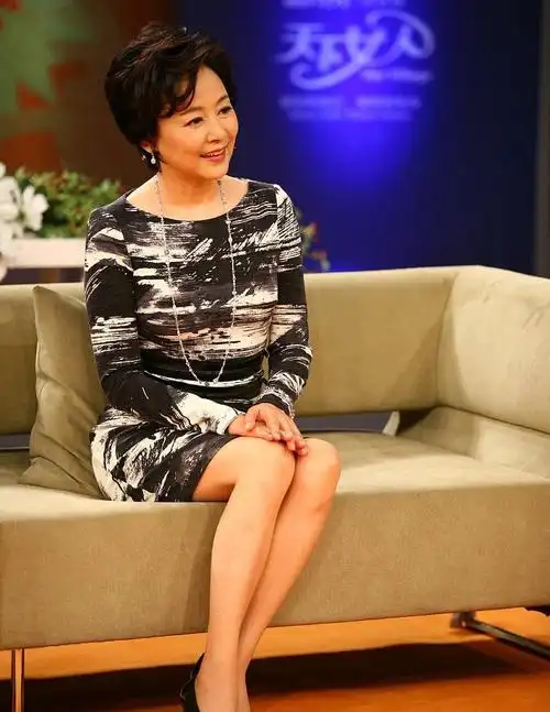 张瑜状态太好了穿波点套裙梳翘尾短发显高雅自信秀酒杯腿