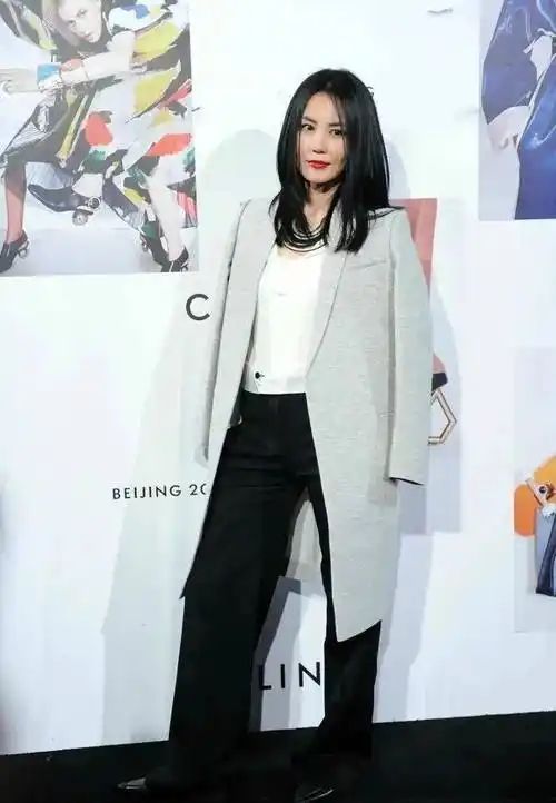 穿搭tips:灰色风衣,白色内衣,黑色裤子王菲的穿搭展现出简约经典的