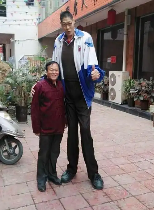 亚洲第一巨人张俊才身高242米22年前娶重庆姑娘如今怎样了