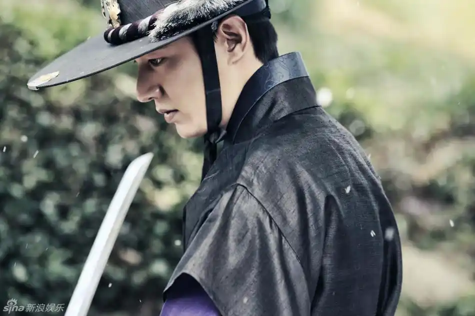 组图:《蓝传》李敏镐古装剧照 雪地中骑马打斗