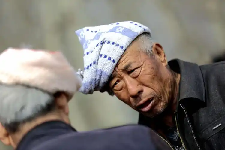 榆次东阳庙会上扎白羊肚毛巾的男人们