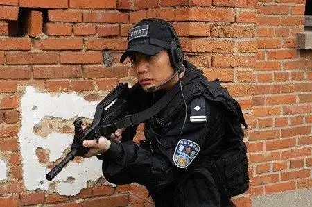 但他真正被人熟知是在2009年的电视剧《狙击生死线》中饰演特警"山鹰