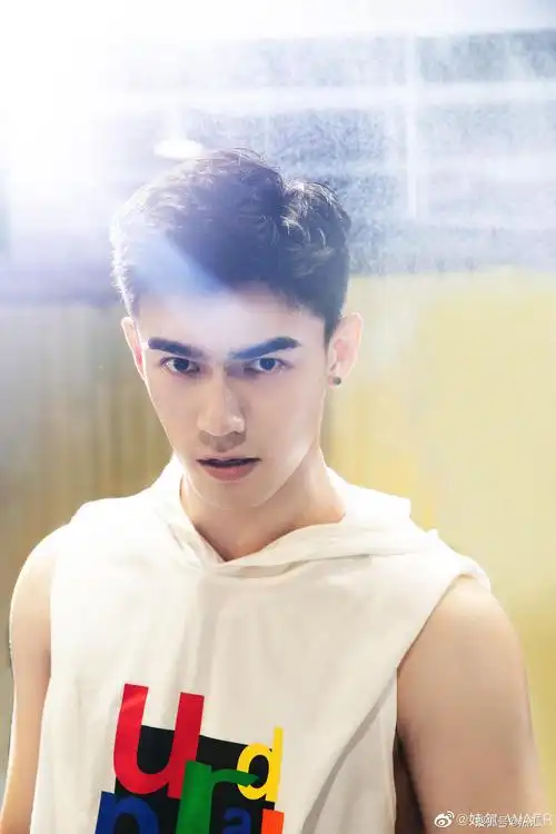 《重启》的坎肩是吴磊同学?还是中俄混血,街舞出身后被三叔签下