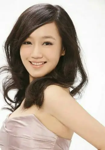 胡歌前女友薛佳凝晒照模样和曾经完全不一样化淡妆遮不住脸僵