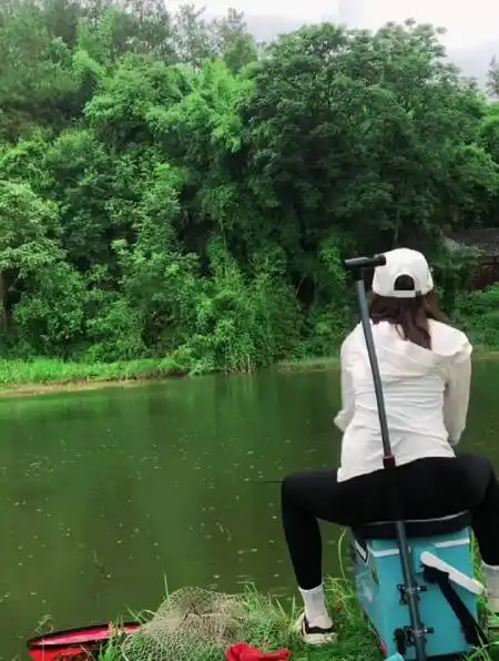 下着小雨,在河边钓鱼别有一番意境