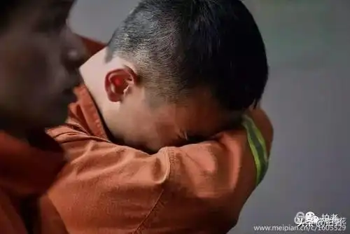 四川凉山:战友抱膝痛哭 泪别扑火英雄