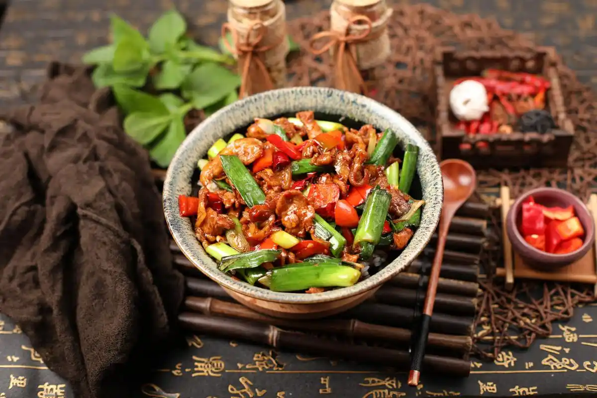 只有30㎡的外卖神店,月销万份盖码饭