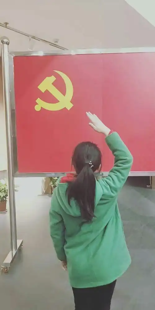 在党旗下,做为一名少先队员,给党旗敬礼!