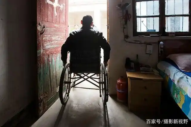 他是上门女婿落户这里,外出务工砸坏腰椎,媳妇弃家出走孤苦伶仃