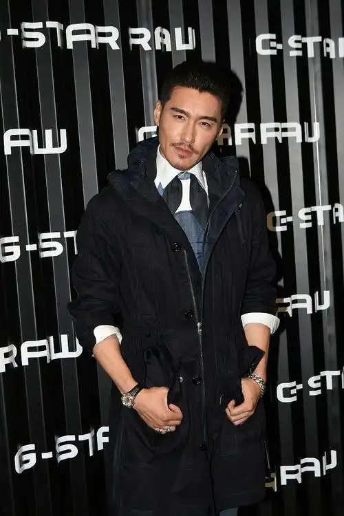 中国首席男模胡兵亮相大背头搭小胡子48岁男人味爆棚