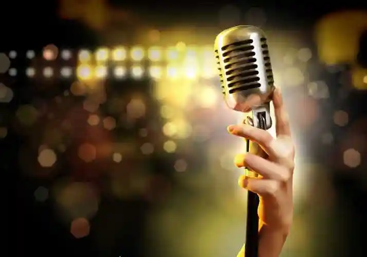 在大声唱歌的年轻人