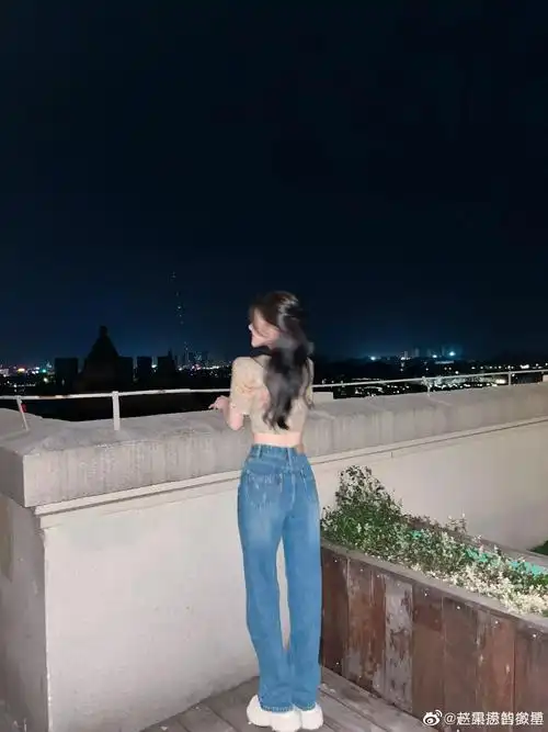 赵露思晒收工胶片风随拍,看到隐隐约约的马甲线还有这个腰羡慕了