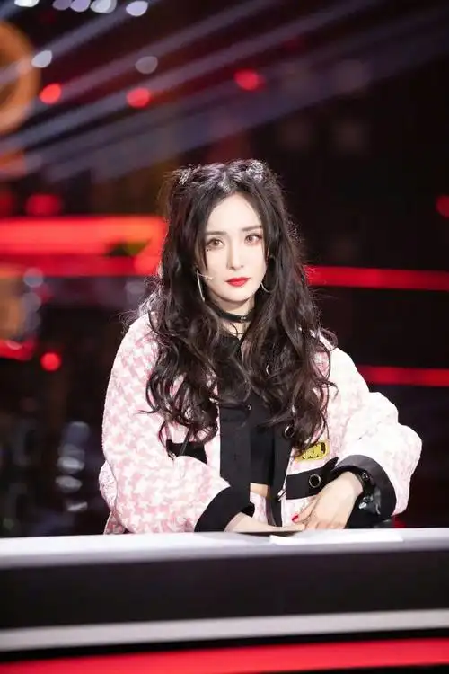 杨幂解锁"民国卷",是你吗雪见?|刘海|长卷发|马尾辫_网易订阅