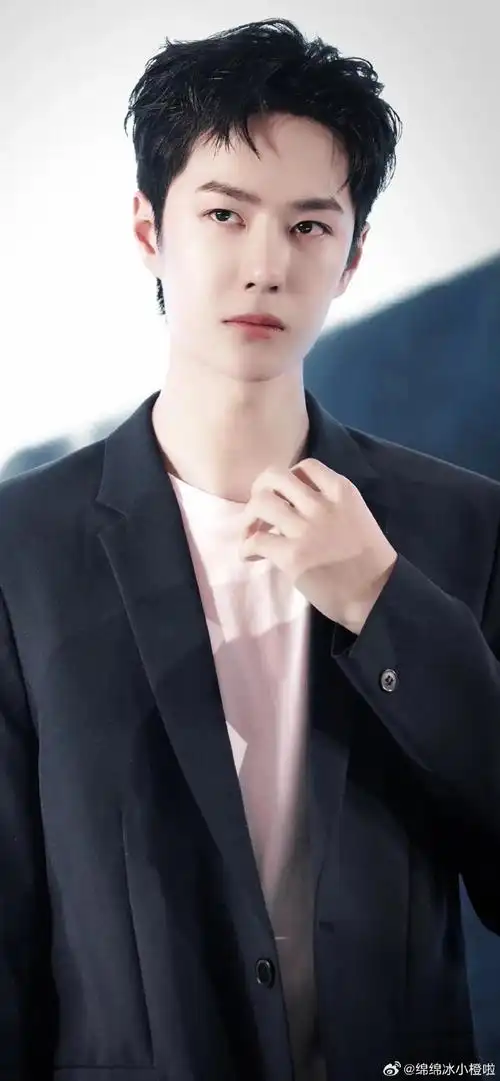 王一博巴黎街边吃冰淇淋