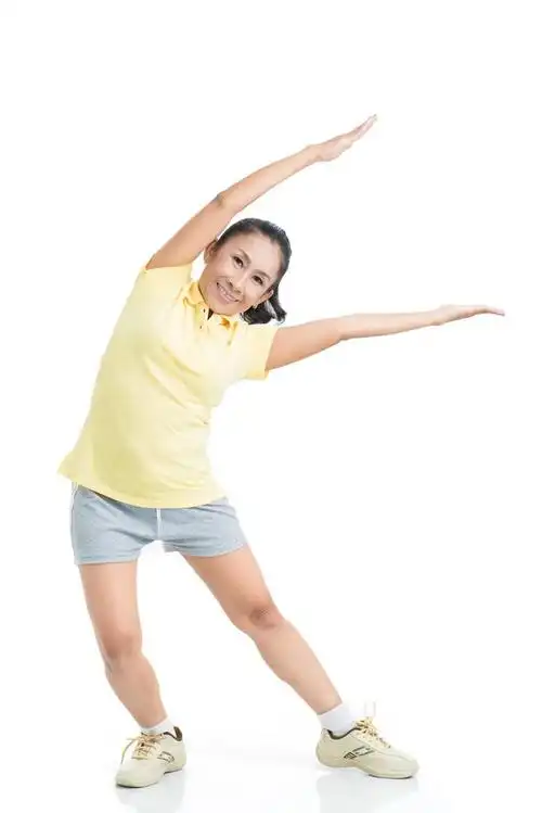 侧向弯曲,微笑着中年女子侧身弯曲垂直肖像