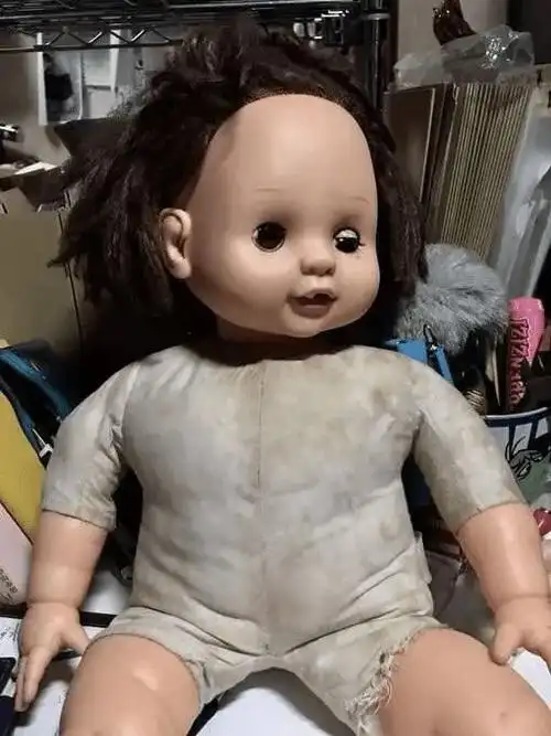 捧着洋娃娃,秦纤纤若有所思地抬起头,正好看见一个染着金黄色头发的