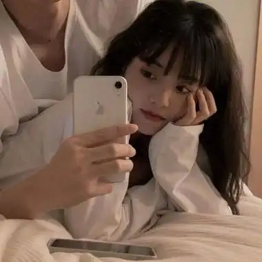 四目相视的深情唯美情侣头像一左一右