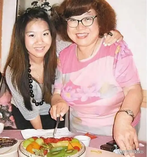 同是郑少秋的孩子沈殿霞和官晶华的女儿一对比差距一目了然