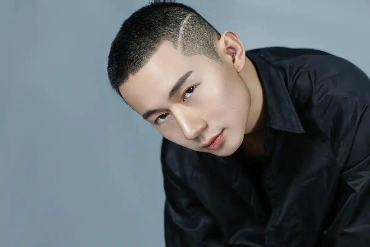 是缺了你的颜色的卤蛋头 #棚拍 #人像摄影 #寸头  - 抖音