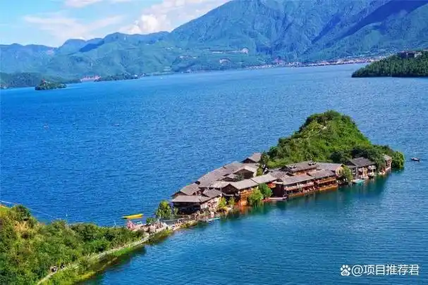 八月份是云南旅游的黄金季节,这时天气宜人,风景如画.