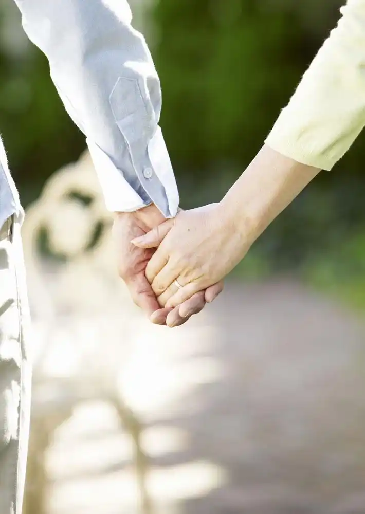 一辈子手牵手图片