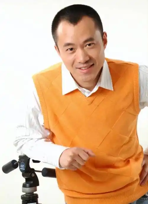 49岁的邱启明近况,二婚妻子对他不离不弃,儿子11岁了很可爱_主理_出租