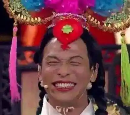 的造型和欠揍的小表情使得节目效果直接爆炸,台下的观众不仅哈哈大笑