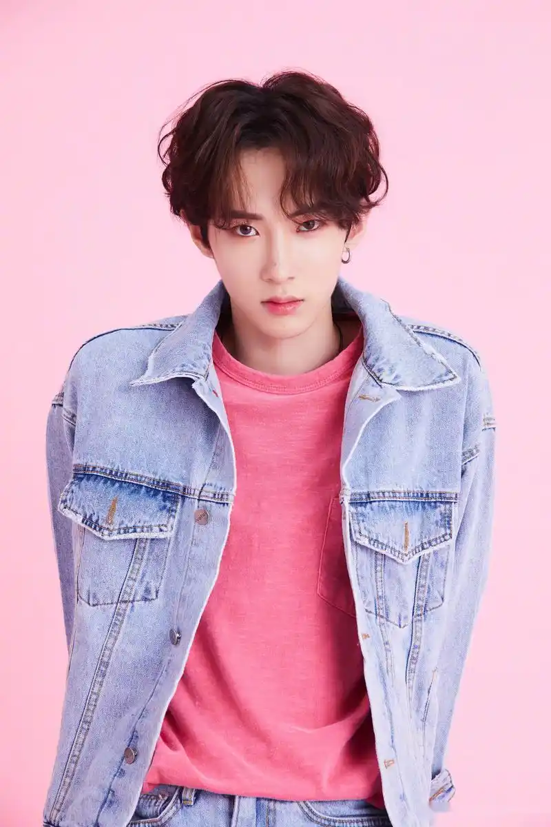 乐华七子next在圣诞当日曝光一组粉色系写真,七位集帅气,活力,阳光,酷