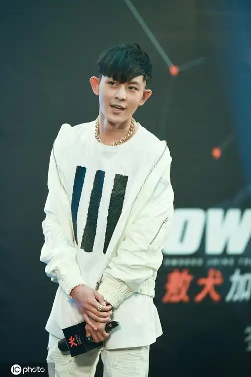 1/ 12 据媒体报道,知名歌手敖犬(原名:庄濠全)被曝在录制节目的游戏