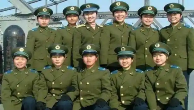 这是90年代一名中国女兵的照片,笑容灿烂,颜值很高|军装|女军人_网易