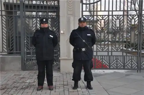 站岗中的保安人员