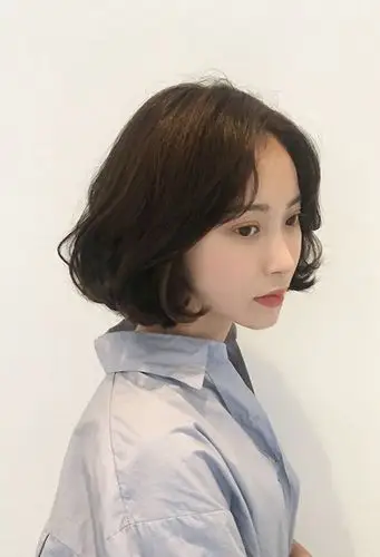 女生中分外翻卷发打造,卷发图片,发型图片