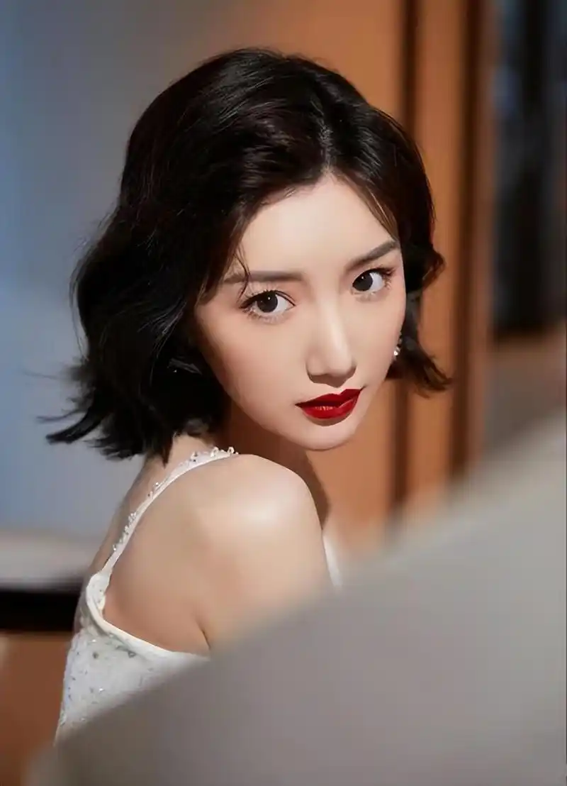 毛晓彤的挂耳卷发火了,她的短发造型,让整个人更加的甜美可爱了