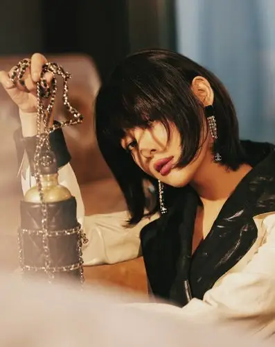 短发美女辛芷蕾午夜抚媚成熟女人写真