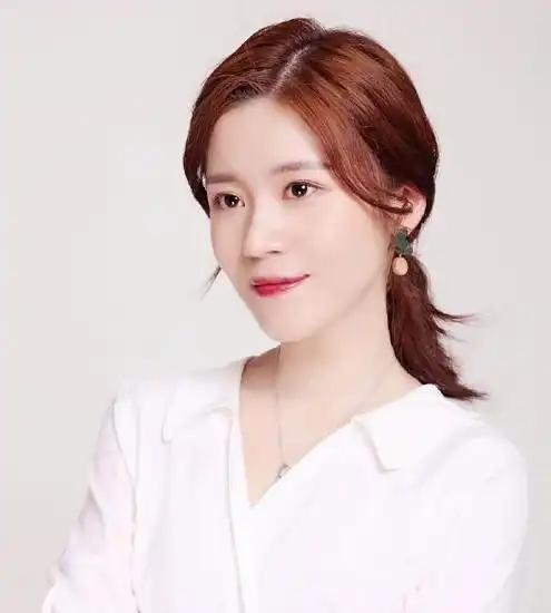 胡琳娜:妈妈是丁嘉丽,从小在没有爱的环境带泪成长,35岁仍未婚