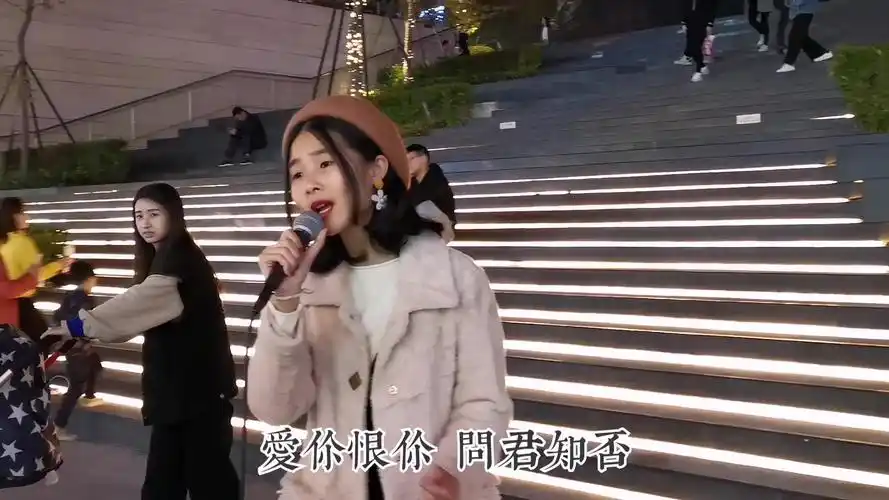 香港维港贤仔街头翻唱陈柏宇---你瞒我瞒,超好听!