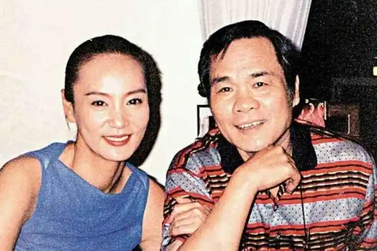 2000年,世纪交替,41岁的刘雪华终于觅得真爱,嫁给了邓育昆,收获了梦想