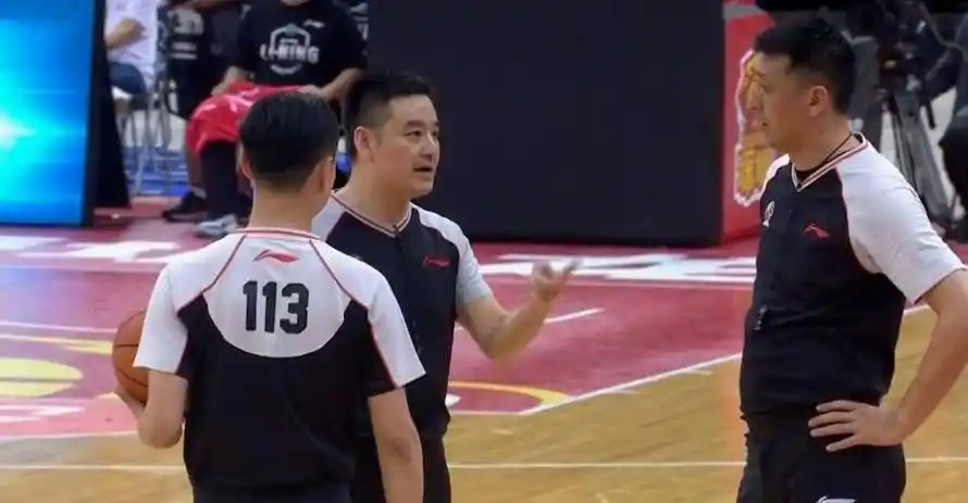 原创罕见一个走步误判让山东连吃3t2人夺权裁判够狠丁伟看傻