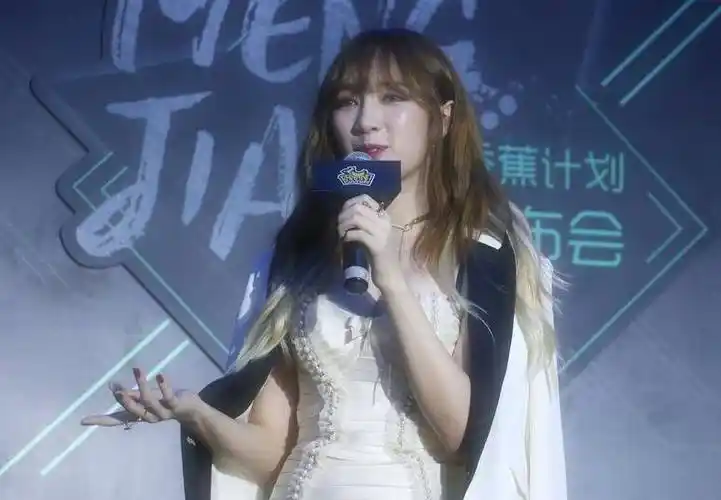 原创性格火辣孟佳在韩无名发合照挡秀智脸其友疑内涵宋茜