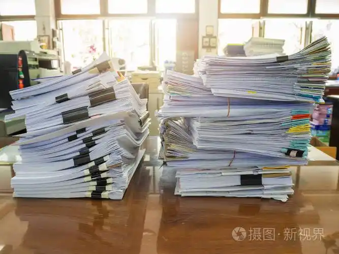 经营理念,堆未完成的工作文件在办公室桌上,堆栈的商务用纸